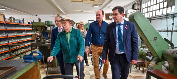 Valverde-asegura-en-Argamasilla-de-Calatrava-que-es-un-orgullo-para-la-provincia-contar-con-el-excelente-hacer-cuchillero-de-Manufacturas-Muela