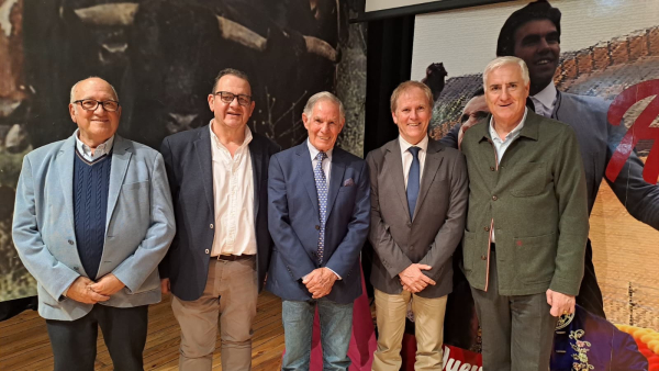 El-diputado-provincial-Carlos-Martin-de-la-Leona-arropa-al-Club-Taurino-de-Almodovar-en-la-inauguracion-de-la-XXXIV-Semana-Cultural
