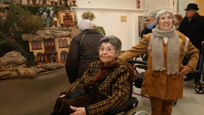 Los-usuarios-y-usuarias-del-SEPAP-visitan-el-Belen-Monumental-del-Ayuntamiento