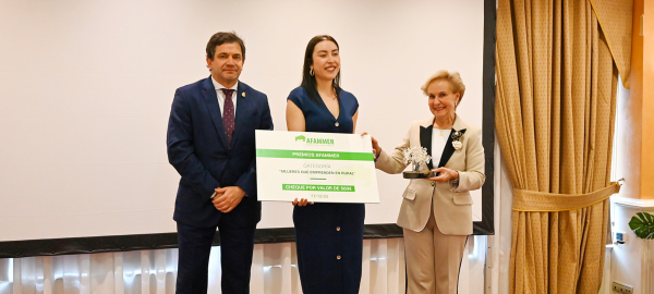 Valverde-muestra-en-los-Premios-Nacionales-de-AFAMMER-su-compromiso-firme-con-la-igualdad-y-las-mujeres-emprendedoras-del-medio-rural