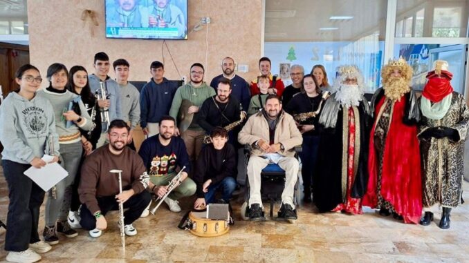 El-alcalde-visito-la-Residencia-de-mayores-con-motivo-del-Dia-de-Reyes-acompanado-por-la-Agrupacion-Musical