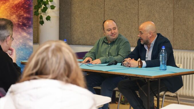 Jose-Carlos-Lopezosa-presenta-en-el-Barrio-El-Porvenir-su-libro-‘Vive-Jugando-sobre-gestion-emocional-y-bienestar-personal