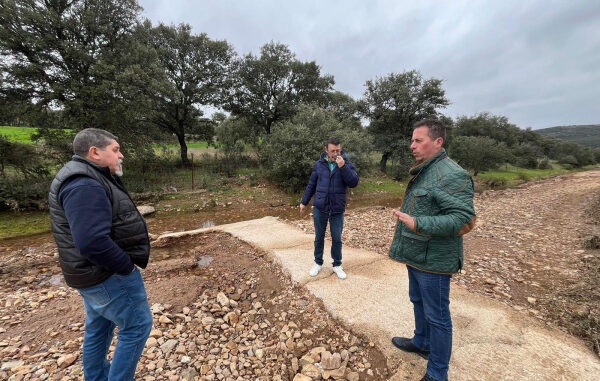 Carlos-Villajos-visita-Horcajo-de-los-Montes-para-conocer-sobre-el-terreno-los-danos-ocasionados-por-las-borrascas-en-el-municipio