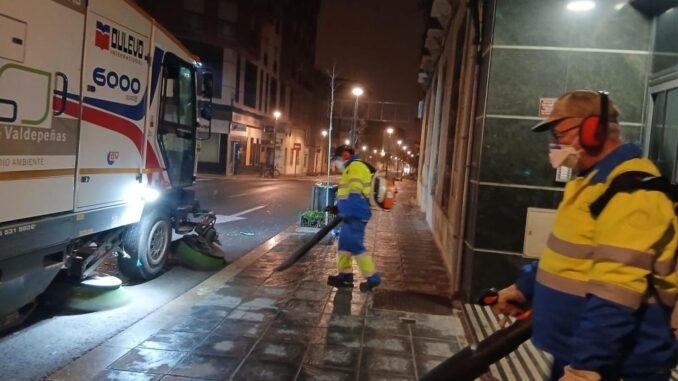 Valdepenas-refuerza-el-servicio-de-limpieza-durante-la-Semana-Santa