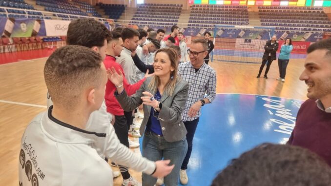 Valdepenas-se-vuelca-con-su-equipo-antes-de-los-cuartos-de-final-de-la-Copa-de-Espana