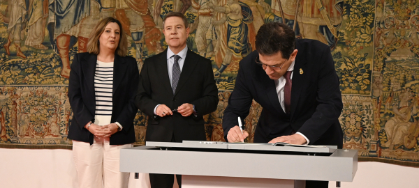 Valverde-firma-en-el-Palacio-de-Fuensalida-una-aportacion-de-65-millones-de-euros-al-Programa-de-Apoyo-Activo-al-Empleo-de-Diputacion-Junta