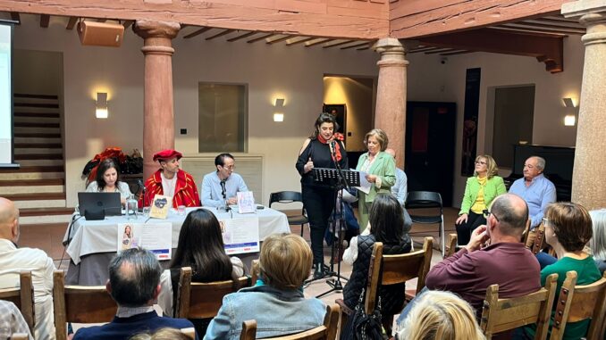 La-escritora-Ana-Ramos-presenta-en-Alcazar-de-San-Juan-sus-obras-La-pluma-y-Carmen