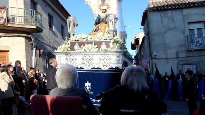 Solemnidad-silencio-y-coordinacion-en-la-procesion-del-Entierro-de-Cristo