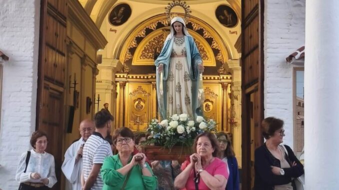 La-imagen-de-La-Milagrosa-recorrio-las-calles-de-La-Veguilla