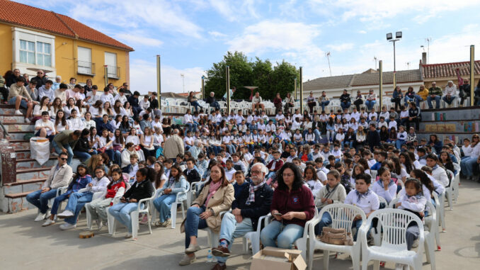 Nueve-centros-educativos-mantienen-viva-la-tradicion-participando-en-el-IX-Encuentro-Escolar-de-Mayos