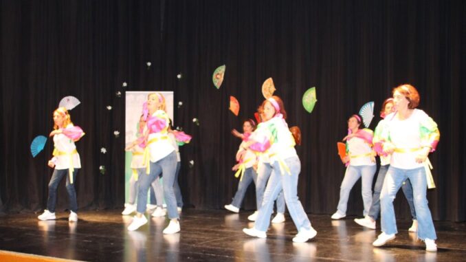 AFAMMER-clausura-el-curso-con-exhibiciones-de-baile-y-teatro-ante-un-auditorio-repleto