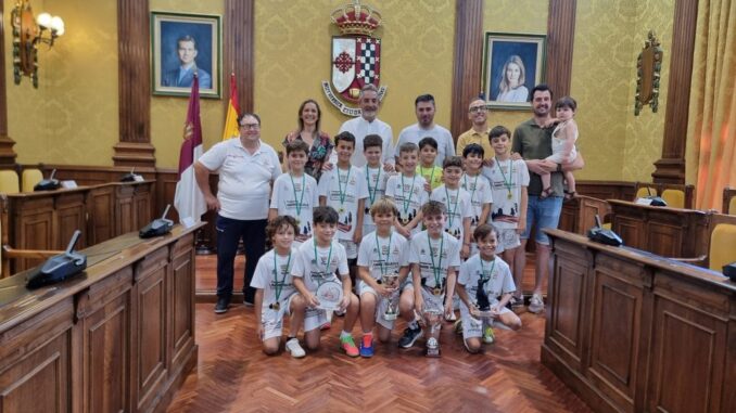El-alcalde-resalta-el-compromiso-de-las-familias-durante-el-reconocimiento-al-C.D.-Vivela-Quijote