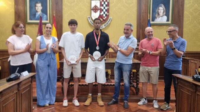 El-alcalde-recibe-a-los-atletas-Asabu-Pines-y-Jose-Daniel-Jimenez-por-sus-recientes-logros-en-el-Campeonato-de-Espana