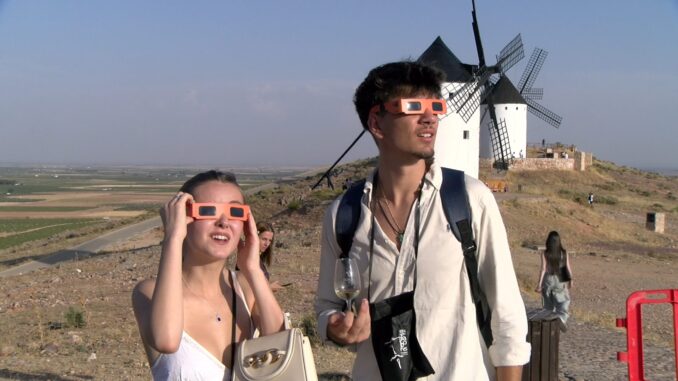 Alcazar-de-San-Juan-marida-el-historico-eclipse-total-con-vinos-en-una-edicion-especial-de-‘Sunset-Wine-en-los-Molinos
