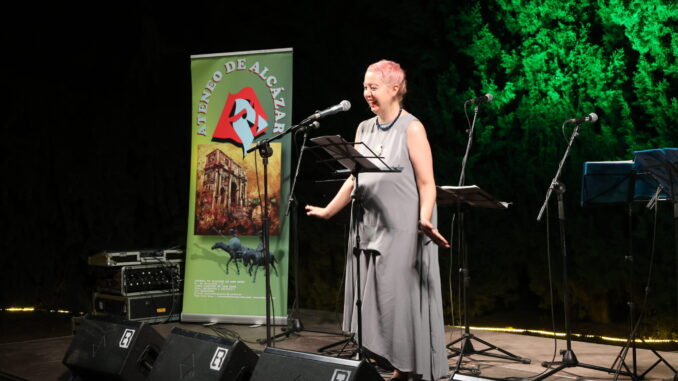 La-escritora-Maria-Zaragoza-encandila-a-los-asistentes-de-la-Noche-de-Poesia-que-el-Ateneo-de-Alcazar-ofrece-en-el-Parque-Alces
