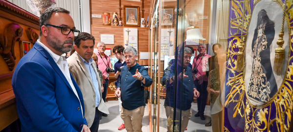 Valverde-afirma-en-la-Casa-del-Cristo-de-Medinaceli-de-Tomelloso-que-preservar-el-patrimonio-de-las-hermandades-favorece-la-consolidacion-de-recursos-turisticos-y-construye-provincia