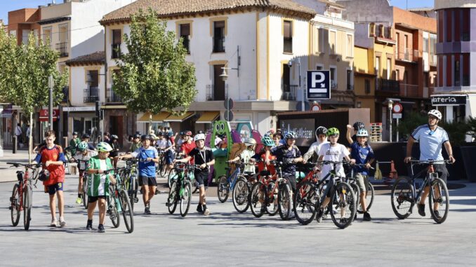 Cerca-de-300-estudiantes-de-ESO-reivindican-la-Semana-Europea-de-la-Movilidad-con-una-ruta-en-bicicleta-por-Alcazar