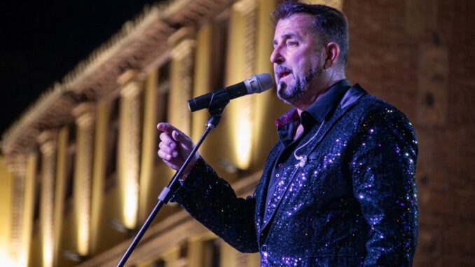 La-Solana-canta-baila-y-estalla-en-una-noche-grande-junto-a-El-Galan-y-King-Africa