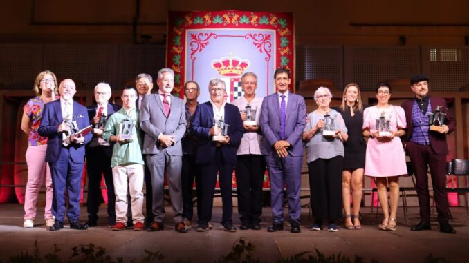 Martin-ensalza-a-los-Honores-y-Distinciones-2026-por-encumbrar-el-nombre-de-Valdepenas-con-su-trabajo