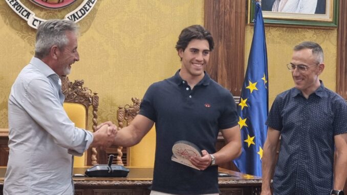 Martin-recibe-a-Adrian-Moreno-septimo-con-la-Seleccion-de-Espana-en-el-Mundial-sub-21-de-kayak-polo