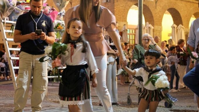 Una-marea-de-flores-arropo-a-la-Virgen-de-Penarroya