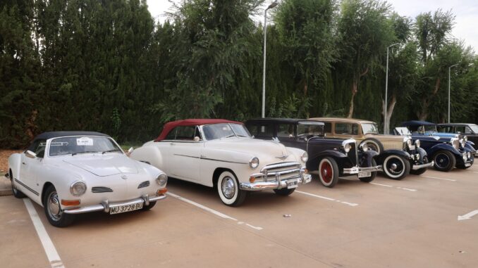 Una-treintena-de-vehiculos-historicos-hace-parada-en-Alcazar-con-motivo-del-XXXII-Rallye-Tierras-Manchegas