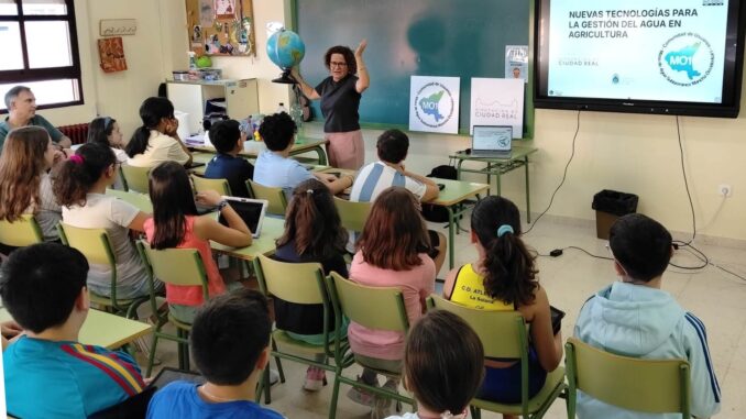 Escolares-del-CEIP-Sagrado-Corazon-conocen-las-nuevas-tecnologias-para-la-gestion-del-agua-en-la-agricultura