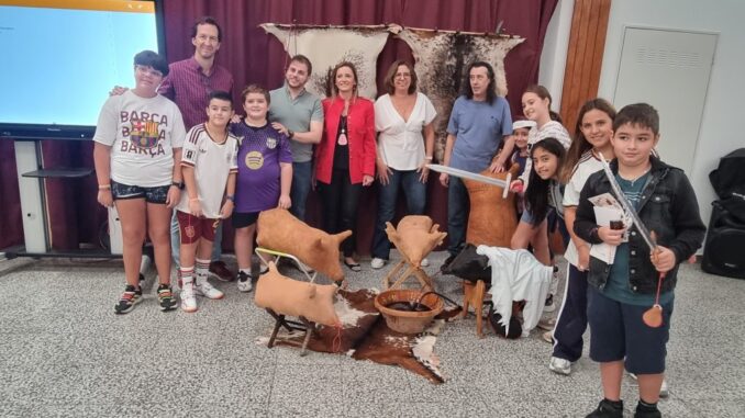 Valdepenas-pone-en-valor-la-artesania-tradicional-con-un-taller-didactico-sobre-el-oficio-del-botero