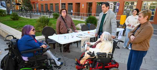 Valverde-traslada-el-apoyo-de-la-Diputacion-a-Ciudad-Accesible-y-conoce-la-necesidad-de-facilitar-los-desplazamientos-a-las-personas-con-movilidad-reducida